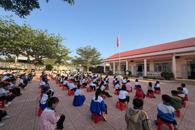 Phong trào “ Mỗi tuần một câu chuyện đẹp, một cuốn sách hay, một tấm gương sáng”. Chào cờ đầu tuần
